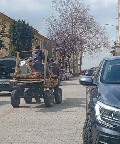 Azalsalar da Trafikte Varlar: At Arabaları Sorunu Sürüyor