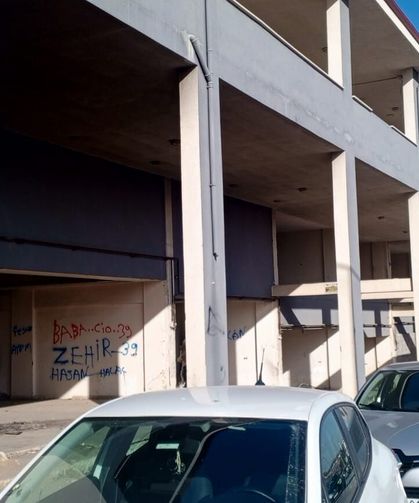 Hastane Önündeki Boş Dükkanlar Tahrip Ediliyor