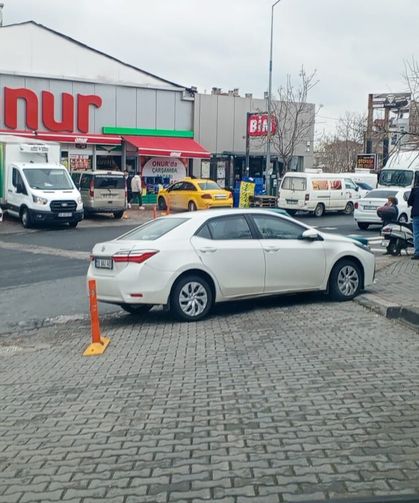 Fuat Umay Sokak Girişindeki Yanlış Park Trafiği Aksattı