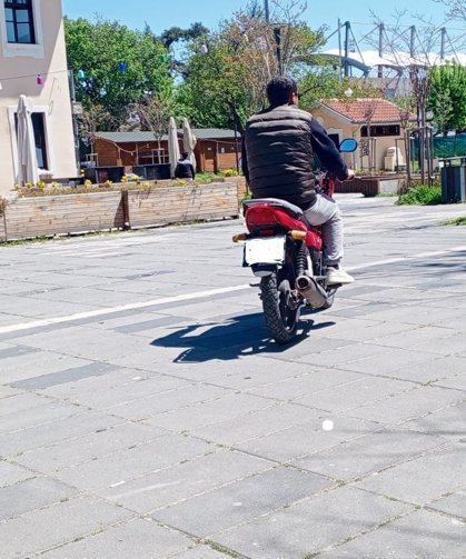 Parklarda Motosikletli Dolaşım Dikkat Çekiyor