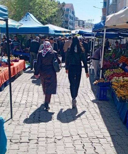 Cumartesi Pazarında Güneşli Havaya Rağmen Sabah Hareketliliği