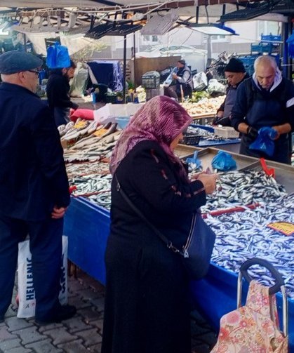 Cumartesi Pazarında Öğle Saatlerinde Yoğunluk