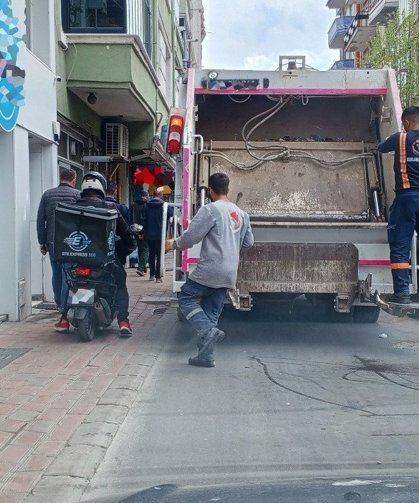 Motosikletler Kaldırıma Çıktı