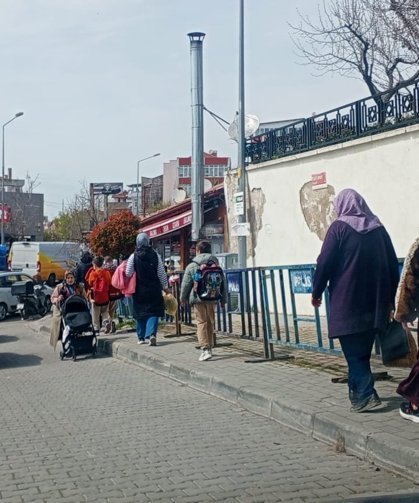 Çocuklar Yine Araç Yolunda Yürüdü