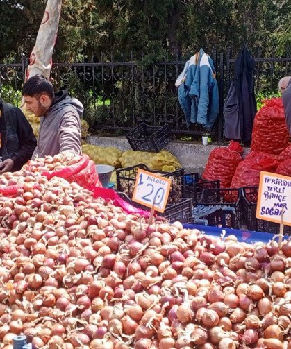 Cumartesi Pazarında Sebze ve Meyve Tezgâhları Dolu