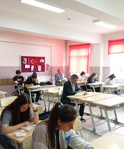 Kaymakam Özderin Öğrencilerle Okuma Etkinliğine Katıldı