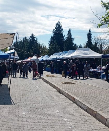 Cumartesi Pazarında Sebze ve Meyve Tezgâhları Dolu