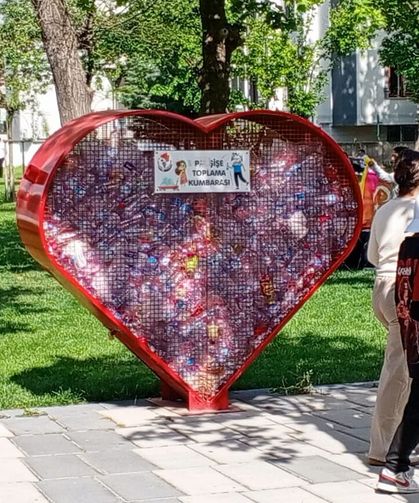 Kalp Şeklindeki Kumbarayla Geri Dönüşüme Dikkat Çekiliyor
