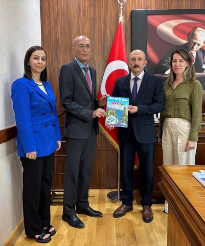 “Tek Vatan, 81 İl, 81 Renk” Kitabı İl Müdürü Altınöz’e Takdim Edildi