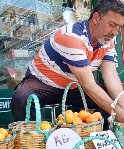 Elma büyüklüğündeki kayısılar tezgâhta ilgi görüyor