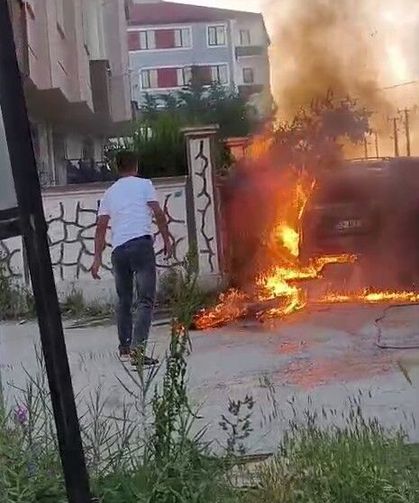 Park halindeki otomobil alev topuna döndü