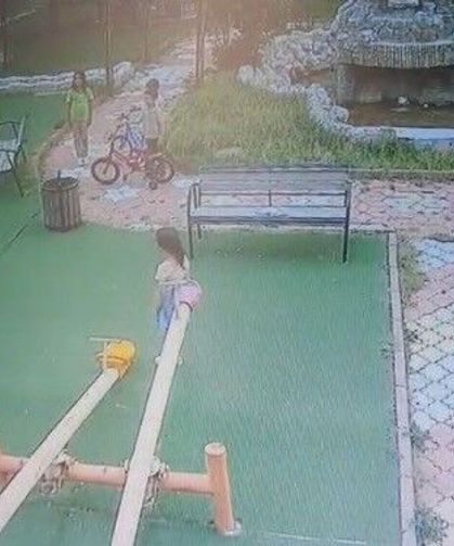 İstiklal Marşı'nı duyan çocuklar oyunu bırakıp hazır ola geçti: O anlar kamerada