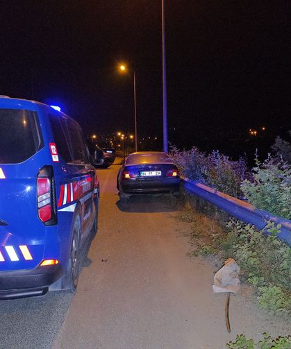 Kamyon ve otomobile çarpan araç takla attı: 2 yaralı