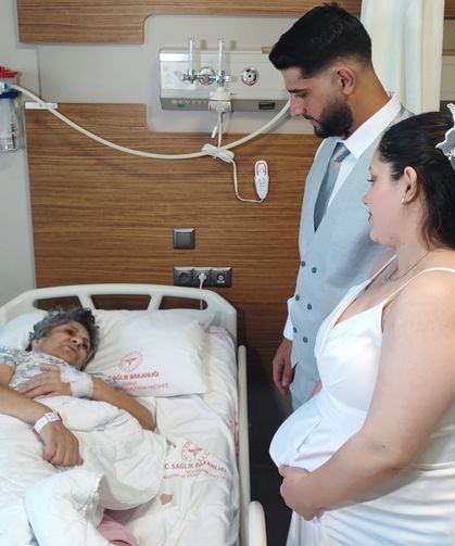 Gelin ve damattan anneyi ağlatan ziyaret