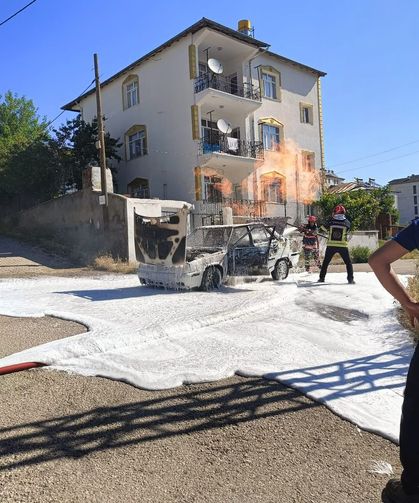 Elazığ'da yanan araç küle döndü