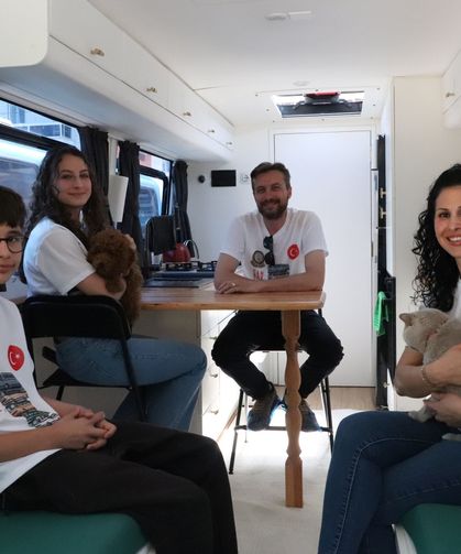 Hurda olarak aldıkları otobüsü 5 milyon liraya yürüyen eve dönüştürdüler