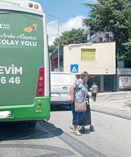 Durağa Park Eden Araç Yolcuları Yola İndirdi