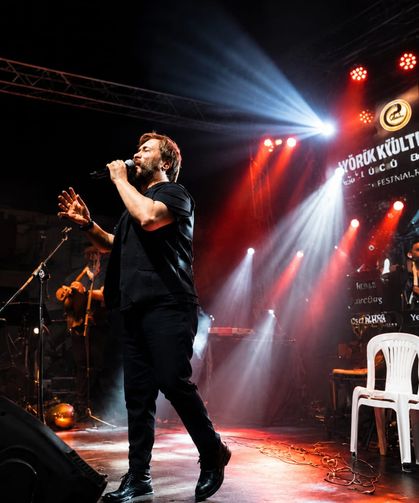 Osman Öztunç Bir Adam Bir Sahne Binlerce Yürek