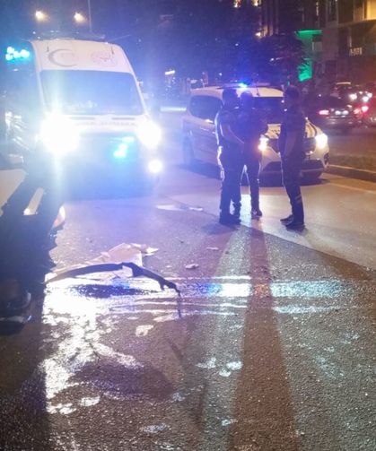 Kontrolden Çıkan Otomobil Orta Refüjü Aşıp Karşı Şeride Savruldu