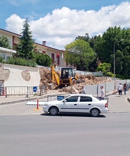 Tehlike Oluşturan Huzurevi Duvarı Kontrollü Şekilde Yıkıldı