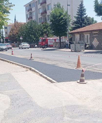Kaldırım Daraltıldı, Yol ve Park Alanı Genişletildi
