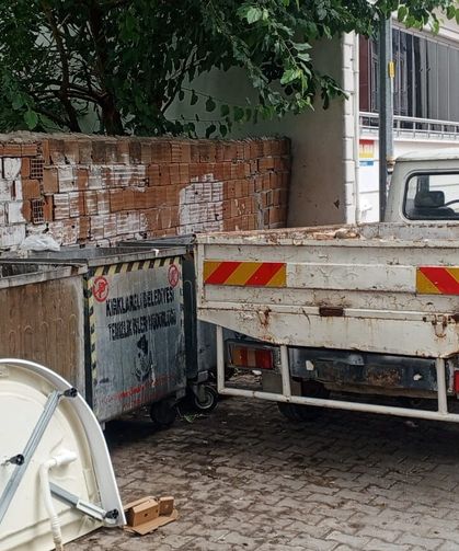 Çöp Konteynerlerinin Önüne Park Edilen Araç Tepki Çekti