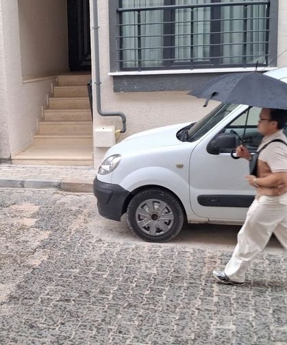 Kırklareli'nde Yaz Yağmuru Etkili Oldu, Vatandaş Şemsiyesine Sarıldı
