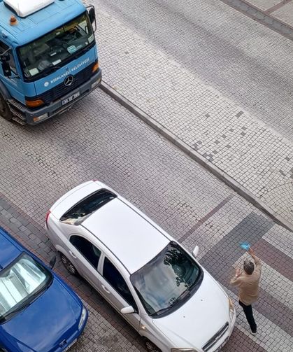 Yol Ortasına Park Edilen Otomobil Trafiği Kilitledi