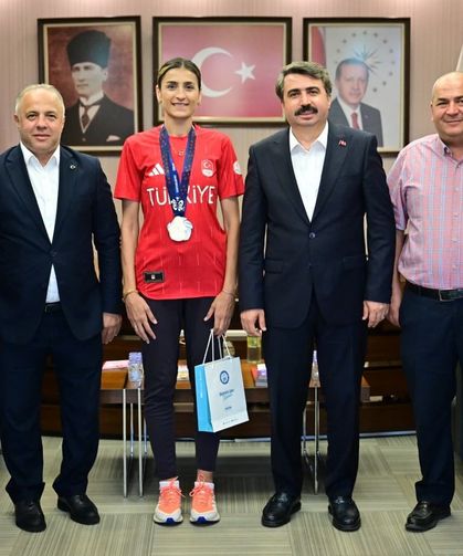Milli tekvandocu Hatice Kübra İlgün, madalya sevincini yıldırım belediye başkanı oktay yılmaz'la paylaştı
