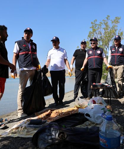 Elazığ Hazar Gölü çevresinde temizlik çalışması
