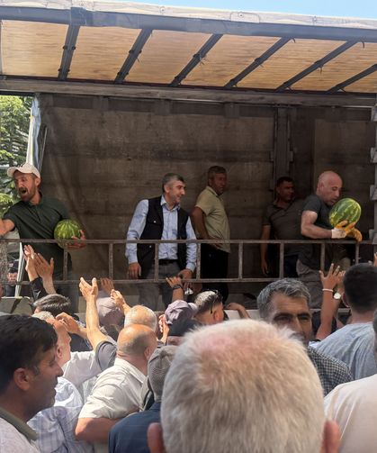 Hayırsever çiftçi 30 ton karpuzu ücretsiz dağıttı
