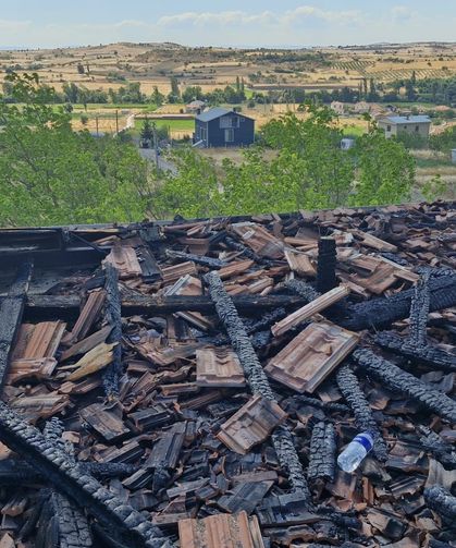 Balıkesir'de arazi yangınının sıçradığı sağlık ocağı kullanılamaz hale geldi