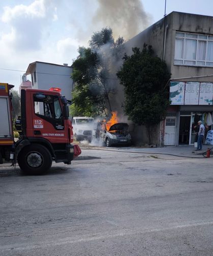 Osmaniye’de park halindeki hafif ticari araç yandı
