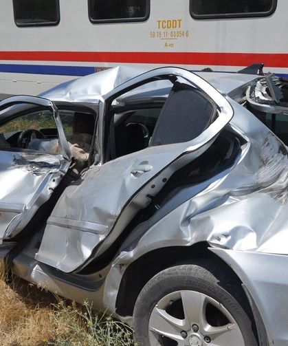 Muş'ta tren otomobile çarptı: 3 yaralı