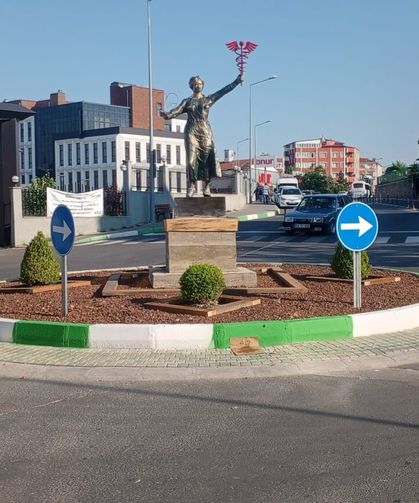 Sağlık Yerleşkesi Önündeki Kavşakta Peyzaj Düzenlemesi Yapıldı