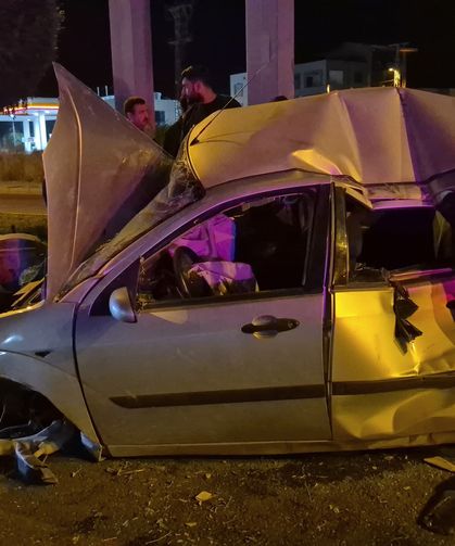 Otomobil direğe çarptı: 4 yaralı