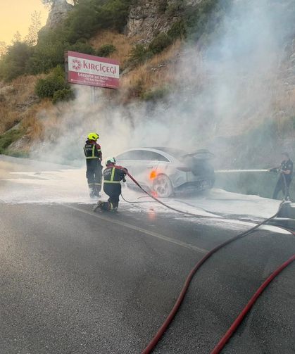 8 milyon TL'lik elektrikli Mercedes oto, seyir halindeyken yanmaya başladı