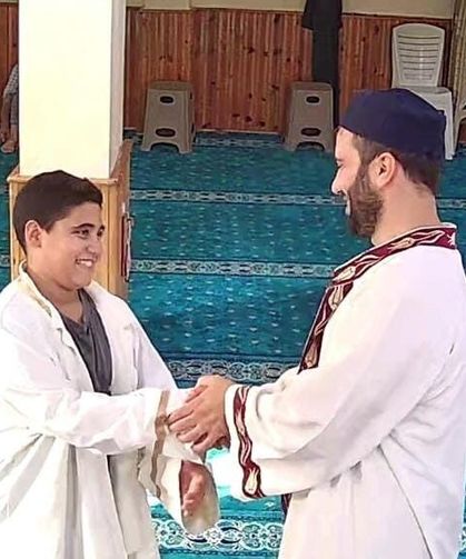 Namaz kılmaya gelen çocuğa imamdan sıcacık davranış