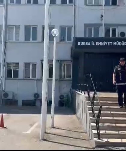 Çatıdan çatıya kaçmaya çalışırken yakalandı
