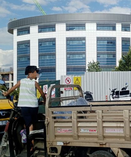 Hastane Önünde Dikkat Çeken Görüntü: Çocuk Elektrikli Motorun Başında