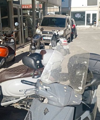 Apartman Girişine Gelişigüzel Park Edilen Motosikletler Tepki Çekti