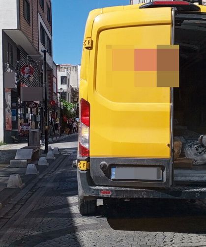 Yol ortasında kargo yükleme trafiği aksattı