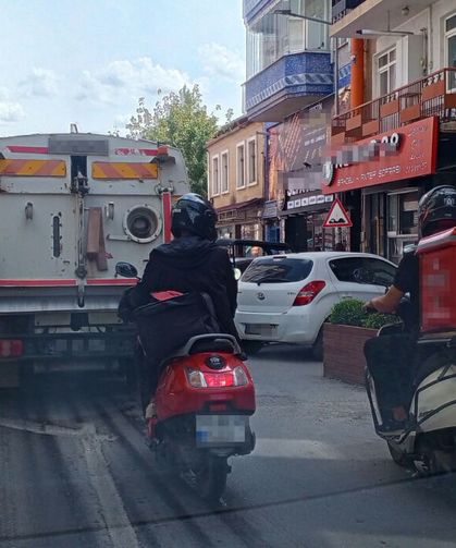 Temizlik aracının arkasında trafik oluştu, bazı motosikletliler kaldırıma yöneldi
