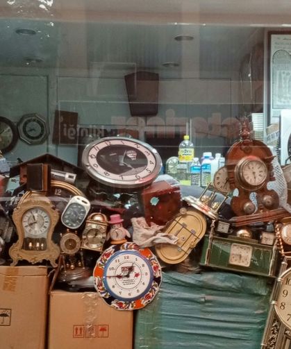 Zamanın İzinde: Eski Saatlerle Dolu Vitrin Dikkat Çekiyor