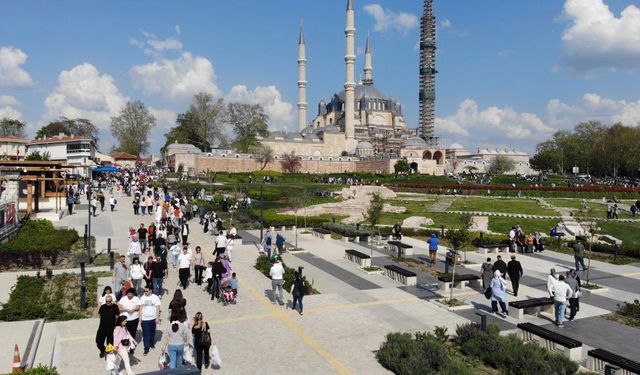 Edirne'ye turist akını: Adım atacak yer kalmadı