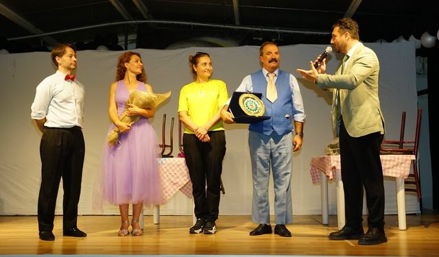 "Kahvede Şenlik Var" Tiyatro Gösterisi Beğeni Topladı
