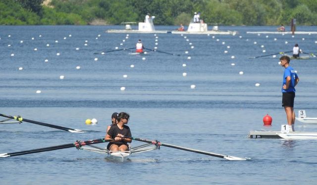 Edirne'deki Meriç Nehri'nde ilk resmi kürek yarışları başladı