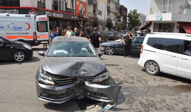 Edirne'de iki otomobil çarpıştı: 2'si çocuk 5 yaralı