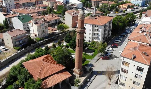 Cami ve köprülerin yıkıldığı selde bile yıkılmayan 800 yıllık Eğri Minare