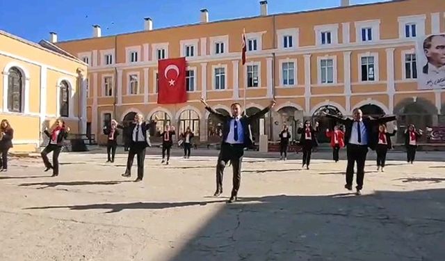 Edirne'de öğretmenler zeybek oynadı, öğrenciler izledi